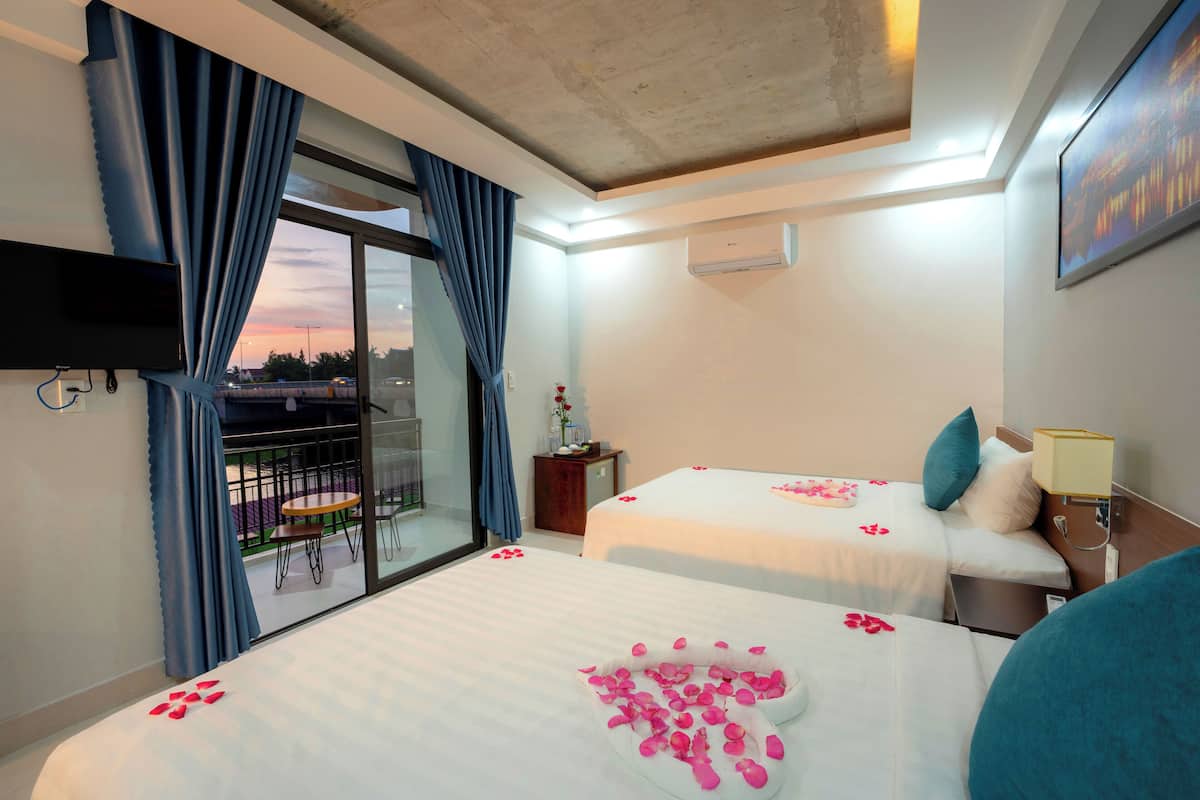 Schreibtisch, Verdunkelungsvorhänge, schallisolierte Zimmer