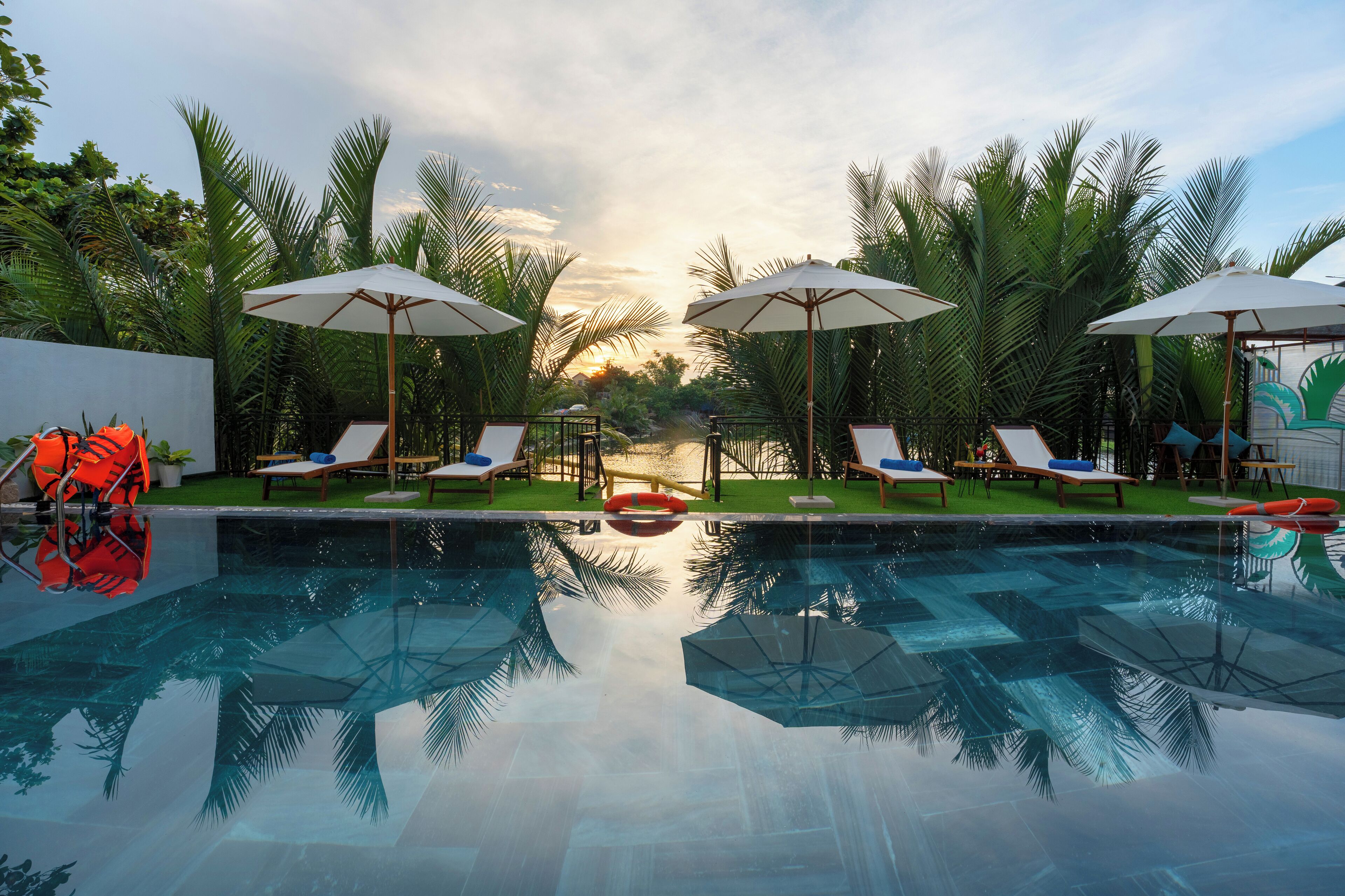 Una piscina al aire libre