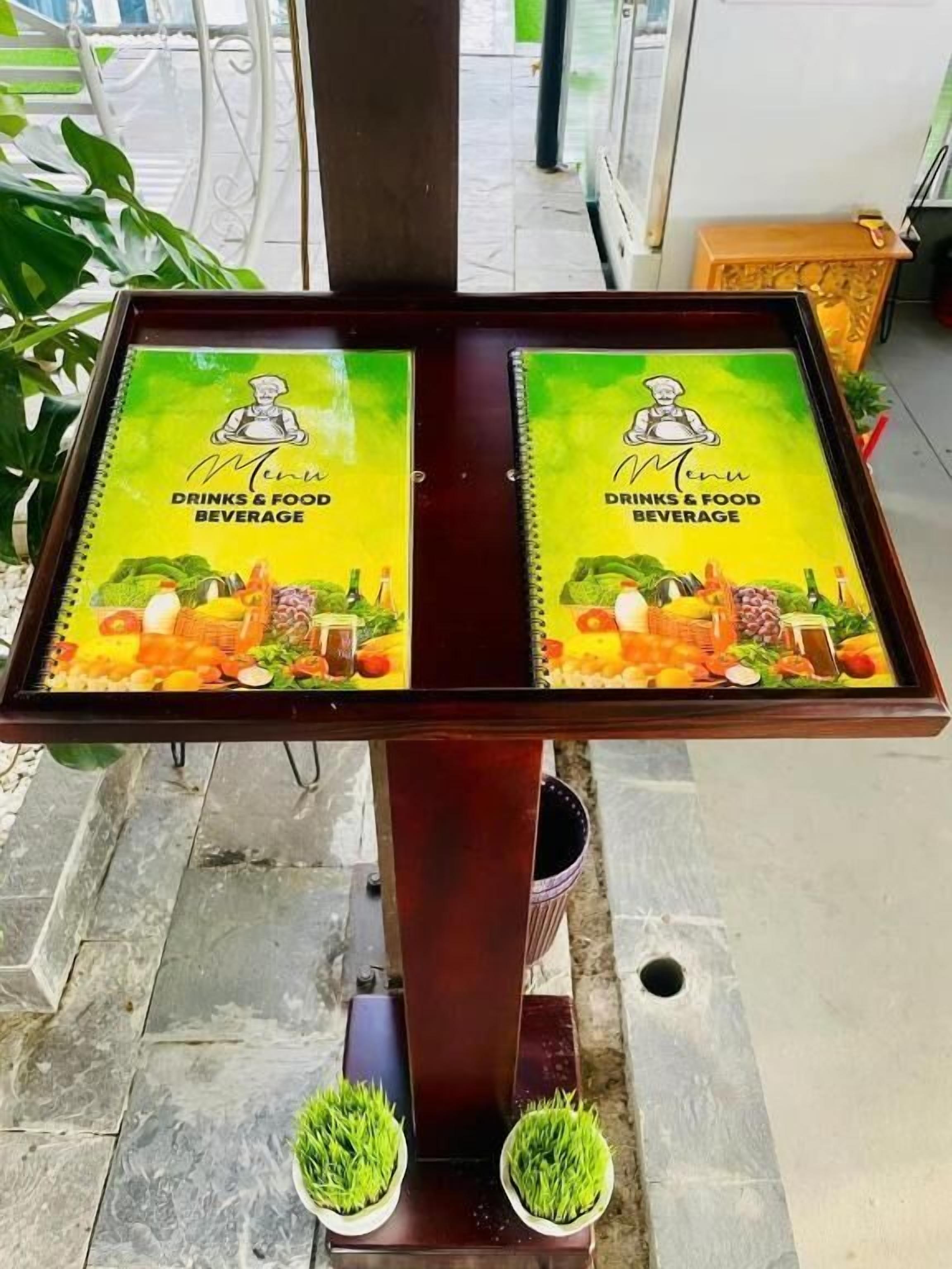 Un panneau affichant le menu, avec les différentes boissons et options de restauration proposées.