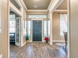 Interior - The Dream Cove/ Spacious 5-bedroom, 5 bathroom home with pool/hot tub/game room  (Oklahoma City)