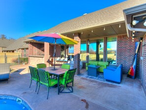 Outdoor dining - The Dream Cove/ Spacious 5-bedroom, 5 bathroom home with pool/hot tub/game room  (Oklahoma City)