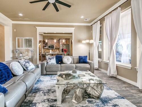 The Dream Cove/ Spacious 5-bedroom, 5 bathroom home with pool/hot tub/game room 
