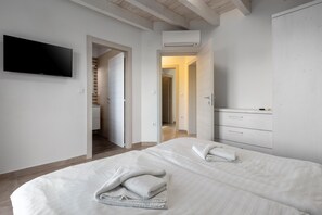 6 bedrooms, iron/ironing board, travel crib, free WiFi