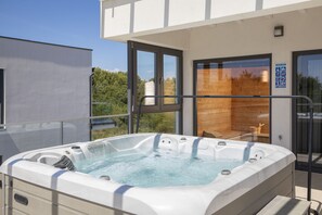 Outdoor spa tub
