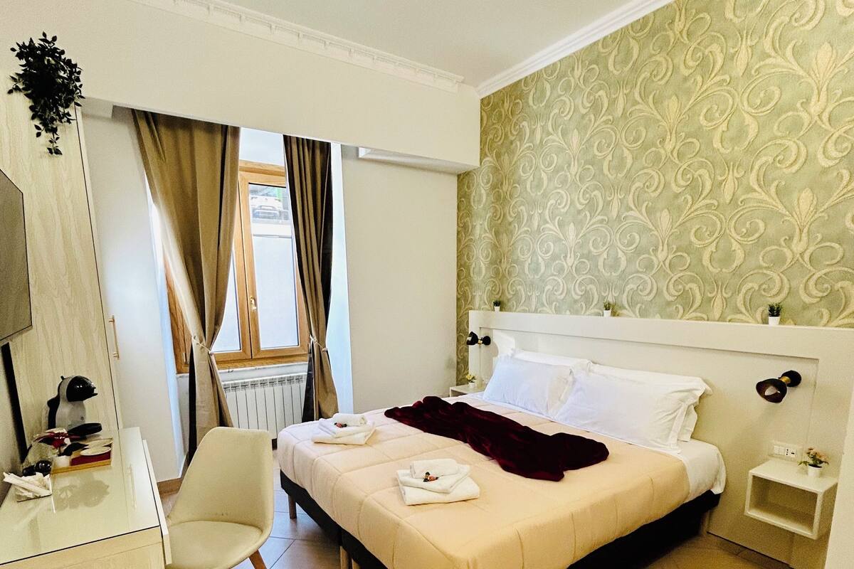 Comfort kamer, 1 twee- of 2 eenpersoonsbedden | Een kluis op de kamer, een bureau, een strijkplank/strijkijzer