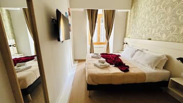 Deluxe kamer, 1 twee- of 2 eenpersoonsbedden | Een kluis op de kamer, een bureau, een strijkplank/strijkijzer