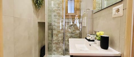 Deluxe Double or Twin Room | Bathroom
