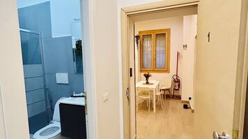 Dobbelt- eller tomannsrom – comfort | Safe på rommet, skrivebord, strykejern/-brett og wi-fi (inkludert)