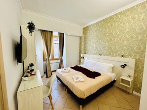 Habitación Confort con 1 cama doble o 2 individuales | Caja fuerte, escritorio, tabla de planchar con plancha y wifi gratis