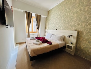 In-room safe, desk, iron/ironing board, free WiFi - Domus Giolitti di Claudia Dell'Omo (Rome)