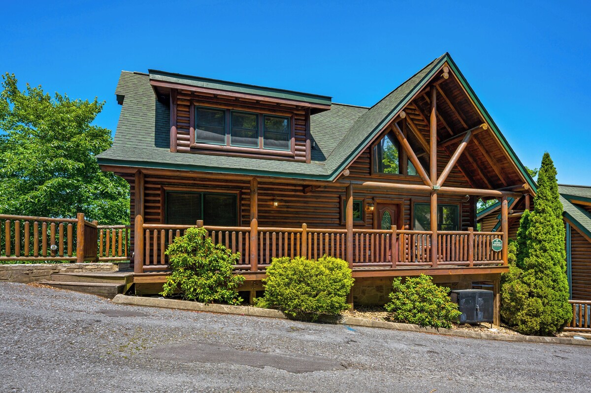 Mountain Paws: Smoky Mountain Escape Views in Pigeon Forge!