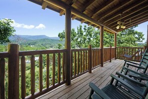 Property grounds - Spacious 5-Bedroom Smoky Mountain Cabin w/ Hot Tub, Game Room & Amazing Views (Sevierville)