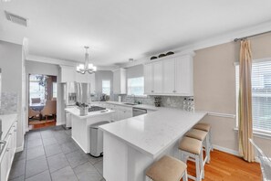 Maison, 6 chambres | Cuisine privée | Réfrigérateur, four, cafetière/bouilloire, bouilloire électrique