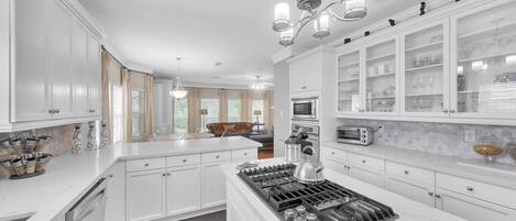 House, 6 Bedrooms | Dapur peribadi | Peti sejuk, ketuhar, pembancuh kopi/teh, cerek elektrik