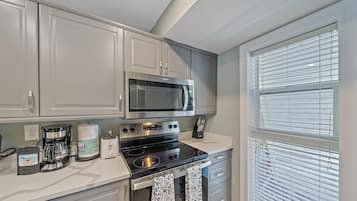 Condo, 2 Bedrooms | Private kitchen | Fridge, oven, stovetop, coffee/tea maker