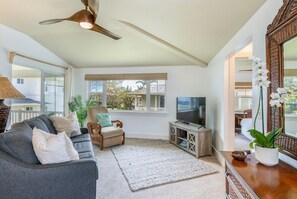 Condo, 3 chambres | Aire de séjour | Téléviseur connecté