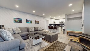 Appart'hôtel, 2 chambres | Coin séjour | TV connectée