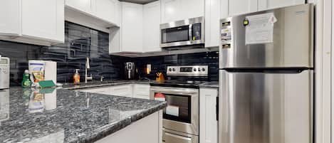 Condo, 2 chambres | Cuisine privée | Réfrigérateur, un four, cafetiÚre-théiÚre, grille-pain
