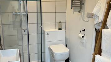 Secadora de cabello, toallas, jabón, shampoo