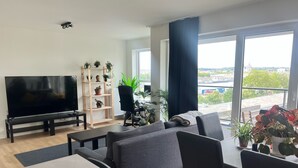 Leilighet, elveutsikt | Oppholdsområde
