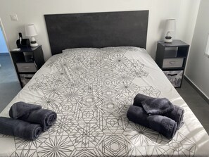4 chambres, fer et planche à repasser, Wi-Fi gratuit, draps fournis