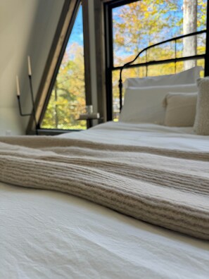 3 bedrooms, iron/ironing board, WiFi, bed sheets - Pocono Lakefront A-Frame Cabin (Pocono Lake)