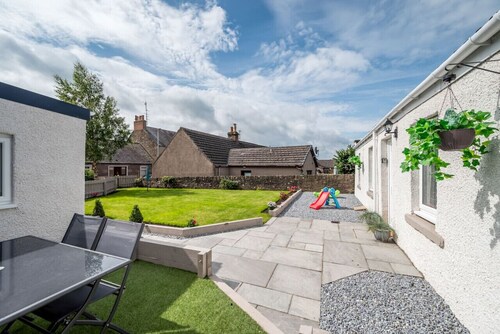 Charming Forfar House + Hot Tub