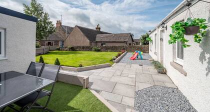 Charming Forfar House + Hot Tub