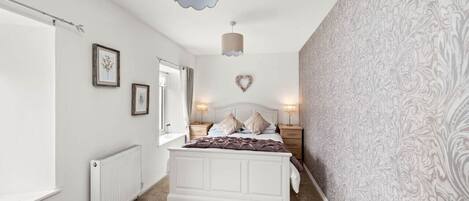 2 makuuhuonetta, työpöytä, silitysrauta/-lauta, ilmainen Wi-Fi