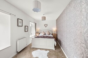 2 makuuhuonetta, työpöytä, silitysrauta/-lauta, ilmainen Wi-Fi