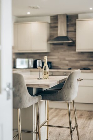 Private kitchen - Charming Forfar House + Hot Tub (Angus)