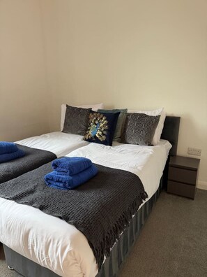 3 bedrooms, iron/ironing board, WiFi, bed sheets