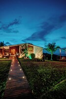 Voorkant accommodatie - avond/nacht