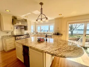 Private kitchen - Waterview Oasis by Buckroe Beach (Hampton)