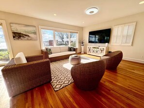 Living area - Waterview Oasis by Buckroe Beach (Hampton)
