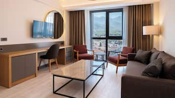 Classic Suite, City View | Living area | 43-inch Smart TV with cable channels