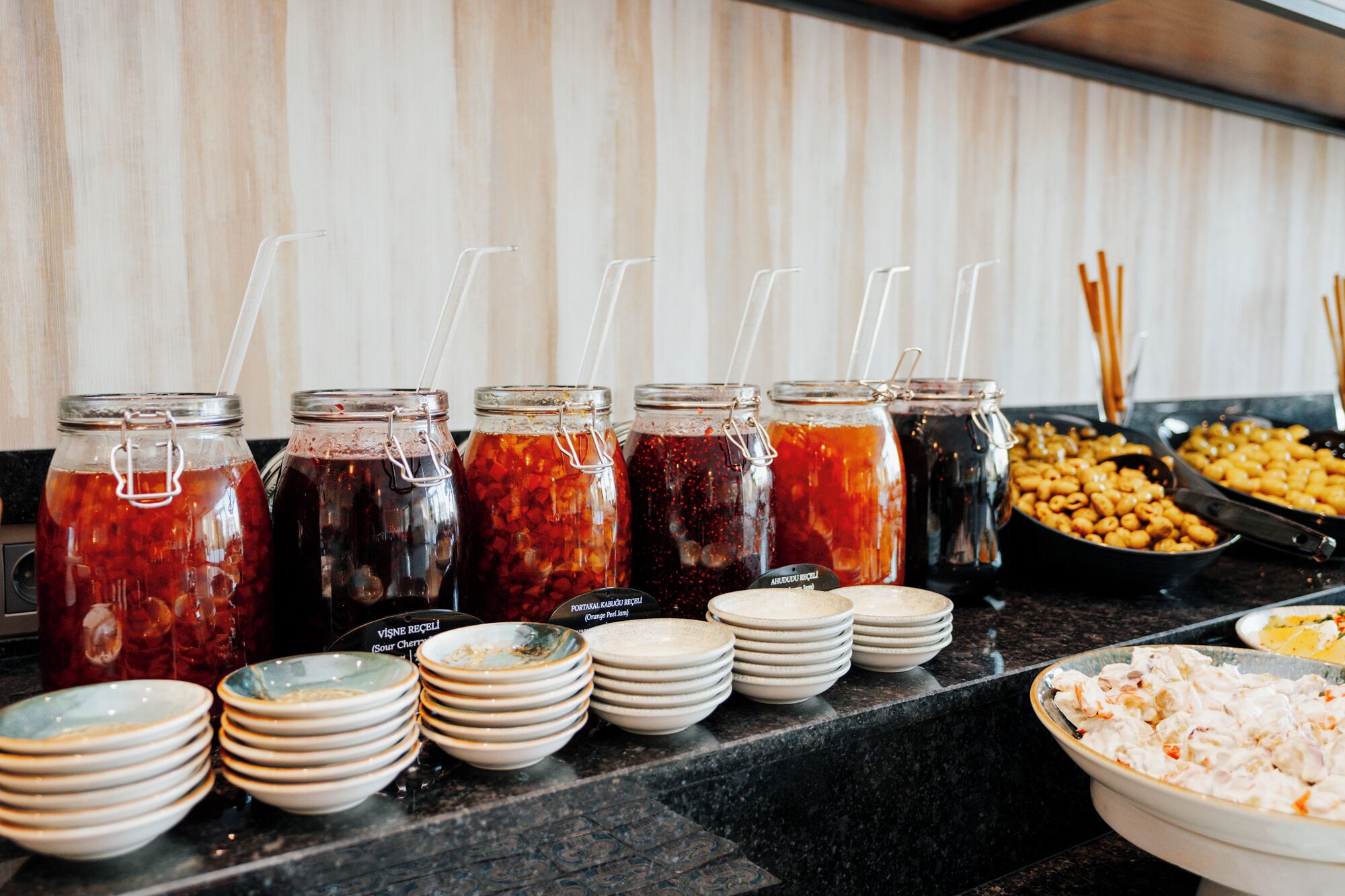 Ein reichhaltiges Buffet mit verschiedenen Speisen und Getränken.