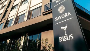 Een hoog hotelgebouw met een opvallend bord voor "The Emporia Hotel Savora Riusus".