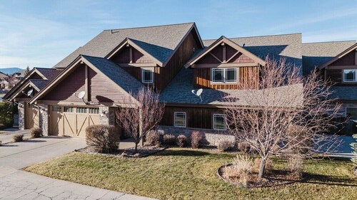 Luxury Condo, 3 King Beds, Convenient Location