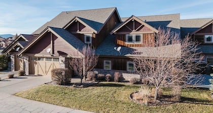 Luxury Condo, 3 King Beds, Convenient Location