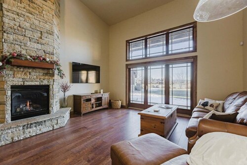 Luxury Condo, 3 King Beds, Convenient Location