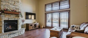 Luxury Condo, 3 King Beds, Convenient Location