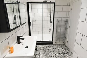 Dusche, Haartrockner, Handtücher, Seife