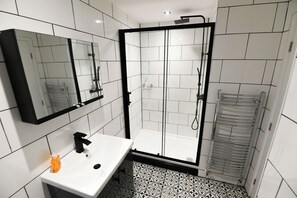 Dusj, hårføner, håndklær og såpe