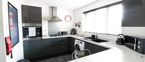 Een koelkast, een magnetron, een oven, een kookplaat