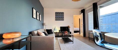 Apartamento, vistas a la ciudad | Zona de estar | Una televisión