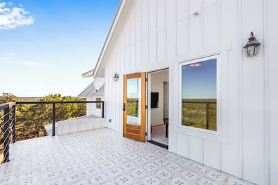 Hilltop Views, Dog Friendly, Deck, Fire Pit & Near Pedernales Falls