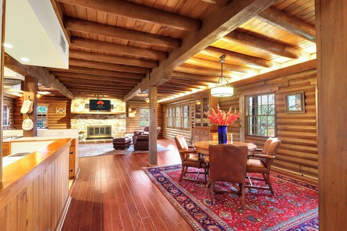 Mill Race Lodge I Waterfront, Pool, Wimberley