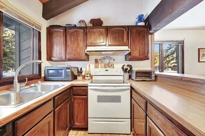 Fridge, microwave, oven, stovetop - Wildflower 64: Pet Friendly, Upstairs Corner Condo (Mammoth Lakes)