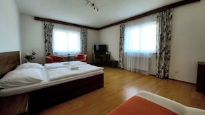Basic Double Room, Courtyard View | Desk, soundproofing, free WiFi - Penzion a restaurace Blatenský dvůr (Mikulovice)